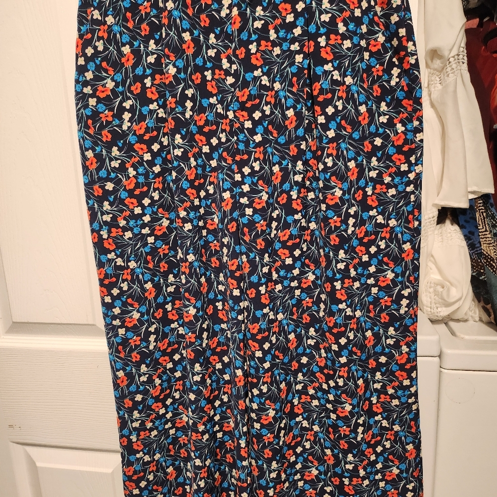 ATTENTION FLORAL CAPRI PANTS WITH POCKETS AND HAVE TO PUT A BELT TOO. - Picture 5 of 17